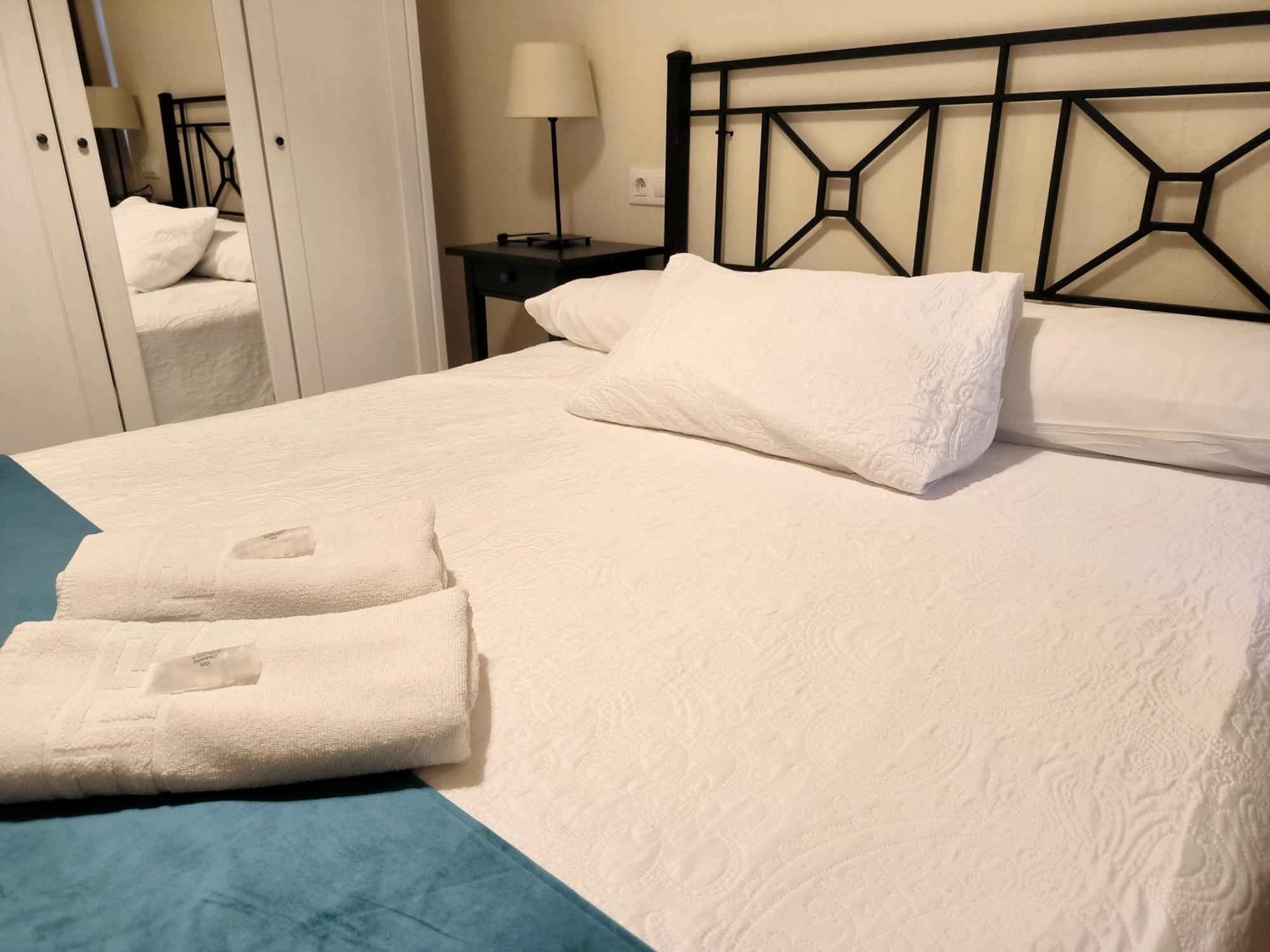 Pension Perez Montilla Севилья Экстерьер фото